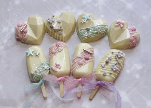 Cakesicles for wedding favours Cakesicles for wedding favours